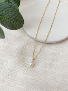 This single freshwater pearl necklace is classic and timeless. The minimal and versatile style looks lovely with both casual and dressy outfits. This is a piece of jewelry that will always be in style! * 14K Gold Filled or 925 Sterling Silver Chain and spring clasp * Choose your length * Natural 8-9mm Freshwater Pearl * 14/20 gf or 925 stamp for authenticity * Made with all hypoallergenic materials 🤍 Pairs well with the Catalina Pearl Bracelet! See all Pearl Jewelry here!: https://etsy.me/3zMbX Single Pearl Necklace, Single Pearl, Solitaire Necklace, Solitaire Necklaces, Necklace Wedding, Freshwater Pearl Necklace, Necklace Pearl, Keepsake Jewelry, Vermeil Jewelry