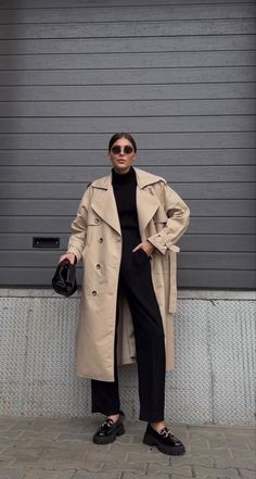 Trench Coat Outfit Elegant, Trench Coats Women Street Chic, Trent Coat Outfit, French Office Outfit, Euro Outfits, Trench Coat Outfit Fall, Trent Coat, Trench Outfit, Trench Coat Fall