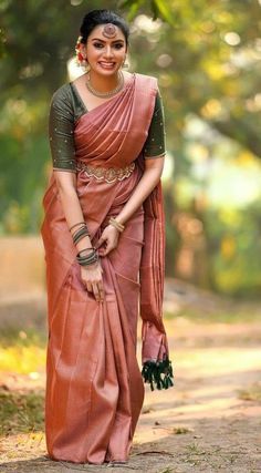 South Indian Marriage Saree, Bridal Sarees South Indian Pink, South Indian Engagement Saree Look, Bridal Saree Poses, South Indian Style Saree Draping, Kancheepuram Blouse Designs, South Look Saree, Silk Saree Poses, Simple South Indian Saree Look