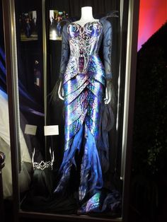 Evil Queen Narissa costume worn by Susan Sarandon in Enchanted on display... Queen Narissa, Enchanted Movie, Evil Queen Costume, Film Costumes, Hollywood Costume, Fairytale Fashion, Susan Sarandon, Queen Costume, Hollywood Movie