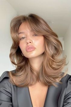 Highlights Brown Hair Shoulder Length, How Do I Know What Hair Color Suits Me, Short Auburn Brown Hair, Blond Hair For Brown Eyes, Hair Color Ideas Brown Eyes, Medium Hair Butterfly Cut, Layered Crop Haircut, Shoulder Length Haircut Thick Hair, Light Brown Hair Without Highlights