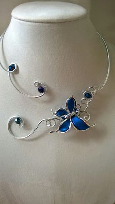 Beautiful butterfly wire choker necklace. Royal Blue Necklace, Aluminum Wire Jewelry, Blue Wedding Jewelry, Butterfly Choker, Bridesmaid Diy, Simple Silver Jewelry, Irish Claddagh, Bijoux Fil Aluminium, Royal Blue Wedding