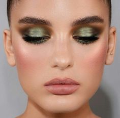 Green Eyeshadow And Red Lips, Makeup For A Green Outfit, Daytime Smokey Eye, Shower Makeup, Gold Eyeshadow Palette, Mekap Mata, Eyeshadow Ideas, Eye Makeup Styles, Retro Makeup