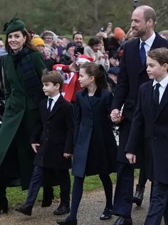 Tras unos meses de lo más intensos y duros para todos ellos, parece que las cosas dentro de la familia real británica empiezan a ser un poco más tranquilas. Este 2024 comenzaba con la preocupante noticia de que Kate Middleton (42 años) y el rey Carlos III (75 años) padecían diferentes cánceres, algo que tuvo a todo Reino Unido en vilo y que ha sido una de las noticias más traumáticas del año. La esposa del príncipe Guillermo (42 años) anunciaba esto a través de un emotivo vídeo, retirándose u...