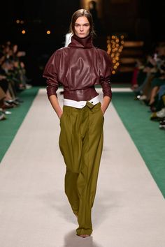 SPRING SUMMER 2025 – Victoria Beckham Spring Summer 2025, Ss25 Runway, 2025 Runway, Leather Couture, Leather T Shirt, Style Analysis, 2025 Spring, Mucha Art, English Fashion