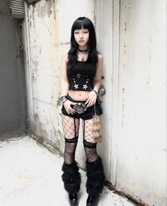 Star Grunge Outfits, Pretty Black Outfits, Mall Goth Accessories, Scene Goth Outfits, Gothic Y2k Fashion, Alt Clubbing Fits, Gothic Rave Outfits, Goth Y2k Outfits, Split Outfit