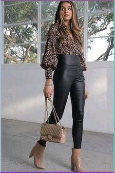 Faux Pants Outfit Fashion, Sophisticated Rock Style, Black Jeans Outfits, Stile Casual Chic, Mode Editorials, Black Leather Pants, Komplette Outfits, Basic Tee