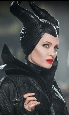 Maleficent Angelina Jolie, Cheekbones Makeup, Makeup Job, Maleficent Halloween Costume, Maleficent Makeup, Maleficent Halloween, Angelina Jolie Makeup, Angelina Jolie Maleficent, Makeup Jobs