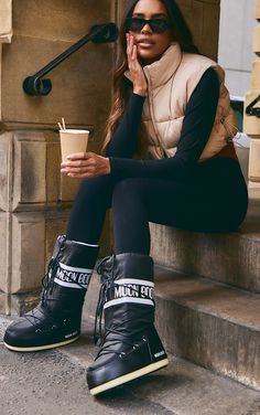 The Moon Boot Black Classic Icon . Head online and shop this season's range of shoes at PrettyLittleThing. Express delivery available. Outfit Nieve, Designer Winter Boots, Moon Boots Outfit, Snow Boots Outfit, Black Snow Boots