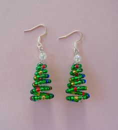 Christmas tree seed beads earrings with fish hook ear wire Christmas Seed Bead Earrings, Christmas Seed Bead, Diy Earrings Easy, Seed Beads Earrings, Schmuck Diy, Tree Earrings, Christmas Tree Earrings, Beaded Bracelet Patterns, Beads Earrings