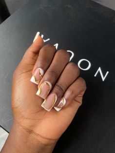 Short Nail Gold Designs, Gold Chrome Short Nails, 25th Birthday Nail Ideas, Short Nails Design Ideas 2024, Gold Nail Designs Short, White French Tip With Gold, Short Chrome Nails Designs, 25th Birthday Nails, Short Nails Gold