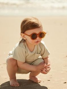 Retro round kid sunglasses in leopard from Kit & Wilder. For your summer time baby outfits in style we've got you covered with these leopard kid and toddler sunglasses with UV protection. Perfect gift for the summertime baby or accessory for traveling to warmer weather with a toddler. Grab a pair for your next beach trip or day out in the sun with your kids. Shop the collection of our earth toned sunglasses now to add the perfect accessory to your baby's outfit! Fashionable Glasses, Sunglasses For Kids, Screen Printing Clothes, Handmade Shirts, Summer Outfits Kids