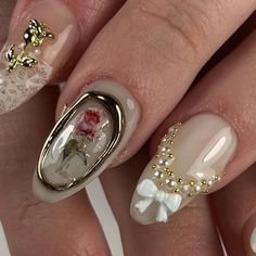 NAIL ARTIST ✽ GEL-X • PARIS on Instagram: "bridgerton rencontre un freestyle de coquetterie 🎀 petit amour pour les pouces • vous les avez adoré donc les voici" Bridgerton Aesthetic Nails, Paris Inspired Nails, Belle Nails, Paris Nails, Homecoming Outfit, Nail Goals