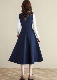 Fitted Wool V-neck Dress, Elegant Sleeveless Winter Midi Dress, Sleeveless Dresses With Pockets For Fall, Wool V-neck Dress For Fall, V-neck Wool Dress For Fall, Fall Wool V-neck Dress, Fall Midi Length Sleeveless Dress For Work, Sleeveless Wool Dress For Fall, Winter V-neck Dress With Pockets