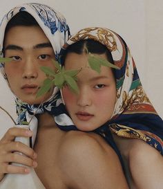 Vogue Summer Editorial, Scarf Editorial, Editorial Accessories, Accessories 2000s, 2000s Accessories, Accessories Editorial, Model Pose, Simple Accessories, Fun Accessories