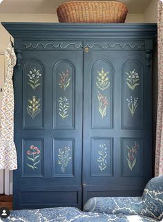 Wardrobe Stencil Ideas, Repainted Wardrobe, Wardrobe Design Diy, Refurbished Cupboard, Hand Painted Furniture Diy Ideas, Painted Wardrobe Ideas, Closet Painting Ideas, Upcycled Wardrobe Ideas, Cupboard Upcycle