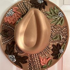 Beautiful Hand Painted Fadora Painted Hats For Women, Painted Cowboy Hats, Fadora Hat, Burning Hats, Embellished Cowboy Hat, Hat Painting, Diy Hats, Hat Burning, Glam Boho