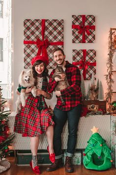 Our Christmas Home Decor 1940s Christmas, Christmas Sweater Outfits, Keiko Lynn, Christmas Family Photoshoot, Glamorous Christmas, Xmas Outfit, Christmas Outfit Ideas, Trendy Christmas Outfits, Christmas Wear