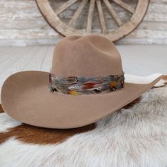 Natural feather hat band. Adjustable with a leather tie. Natural colored feathersAdjustable hatbandApprox. 4 cm wide*This product is for 1 single hat band. Hat not included. Western Brown Hat Band With Feather Trim, Western Brown Hat Bands With Feather Trim, Brown Hat Bands With Feathers For Western-themed Events, Brown Hat Bands With Feathers For Western Events, Feather Hat Bands For Western-themed Fall Events, Southwestern Brown Feather Hat Bands, Southwestern Brown Hat Bands With Feathers, Adjustable Feather Trim Hat Band For Festival, Fall Rodeo Hat Band With Feathers