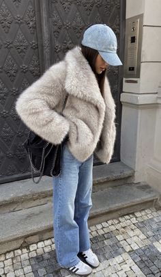 Winter Outfits Fur Coat, Beige Coat Outfit Winter, Denim Outfit Winter, Aw 2024, Outfits New York, Nyc Outfits