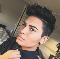 Androgynous Hairstyles, Butch Haircuts, Andro Style, Androgynous Girls, Androgynous Hair, Tomboy Hairstyles, Hair Undercut, Short Hair Undercut, Fun World