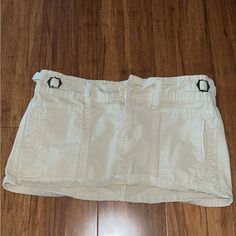 Never Worn White Fitted Cotton Cargo Skirt, White Fitted Cargo Skirt For Summer, Fitted White Cotton Cargo Skirt, Casual White Cargo Skirt, White Cotton Mini Cargo Skirt, Fitted White Cargo Mini Skirt, Fitted White Mini Cargo Skirt, White Fitted Cargo Skirt, Casual Style, White Fitted Cargo Skirt Casual Style