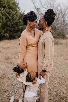 Black Family Photoshoot Spring, Black Family Lifestyle Photography, Black Family Portrait Ideas Outdoor, Black Families Aesthetic, Shades Of Brown Family Photoshoot, Black Family Photoshoot Outdoors, African Family Photoshoot, Black Family Photoshoot Outfits, Black Family Fall Photoshoot