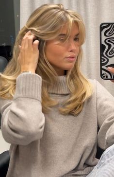 Mid Length Hair Inspiration, Matilda Djerf Hair Layers, Matilda Djerf Straight Hair, Hairdressers Outfits, Golden Blonde Highlights On Blonde Hair, Mid Length Hair Blowout, Mathilda Djerf Hair, 70s Inspired Haircut, Mid Length Hair Curtain Bangs