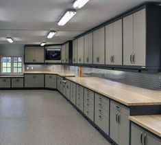 an empty kitchen with lots of cabinets and counter tops in the middle of the room