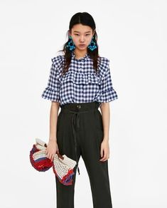 Gingham Blouse With Ruffles, colorful chandelier earrings, dark denim Stylish Street Style, Preppy Mode, Adrette Outfits, Gingham Blouse, Blouse With Ruffles, Sewing Tops, What To Wear Today