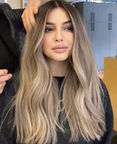 Brunnet Hair To Blond, Balajaz Hair, Brunettes With Blonde Hair, Blonde Beige Hair Balayage, Bright Brown Balayage, Bronde Balayage Shadow Root, Dark Eyes Hair Color Ideas, Balayage Hair Brown Eyes, Dark Blonde Hair With Dark Roots