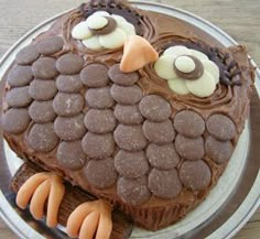 a chocolate cake decorated like an owl on a plate