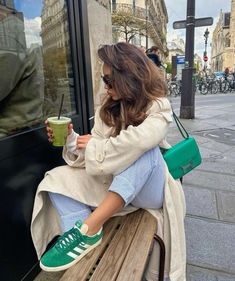 Adidas Gazelle Green, Green Bag Outfit, Green Gazelle, Sambas Outfit, Adidas Gazelle Outfit