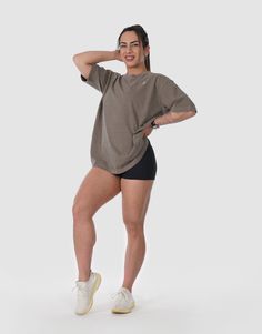 Our Training wide-fit oversized T-shirts are unisex. The acid washed design makes these T-shirts extra stylish and unique. Wear these oversized tees all year long for training or on rest days. Made of 100% premium cotton. 🚚 Shipped the same day from our Vancouver warehouse, and delivered within 2-8 business days. Why our customers love these shirts? Acid washed fabric Oversized & slouchy fit Ideal for gym, lounging and everyday wear 100% cotton (won't show sweat easily) Comes with our sustainab Oversized Gym Tshirt, Baggy Shirt Gym Outfit, Gym Outfits For Women Loose Fit, Gym Oversize Outfit, Training Outfit Women, Women Gym Outfits, Modest Workout Clothes, Gym Girlie, Modest Workout