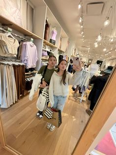 Pretty Friends Aesthetic, Shopping Pics Best Friends, Shopping With Best Friend, Shopping Aesthetic With Friends, Cute Friends Pictures, Girl And Girl Best Friends, Girls Girl Aesthetic, Do With Friends, 2 Girl Best Friends