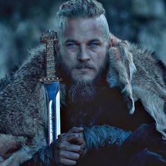 Ragnar Lothbrok Icon, Rei Ragnar, Ragnar Lothbrok Tattoo, King Ragnar Lothbrok, Ivar Vikings, Vikings Travis Fimmel, Joker Painting, Viking Wallpaper, Sons Of Ragnar