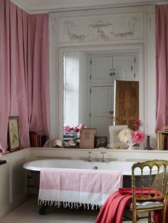 PINK ROOMS – Cabana Magazine Retro Chic Decor, Unique Bathroom Design, Bold Bathroom, Cabana Magazine, Curtain White, Eclectic Bathroom, Gorgeous Bathroom, Unique Bathroom, Vintage Tile