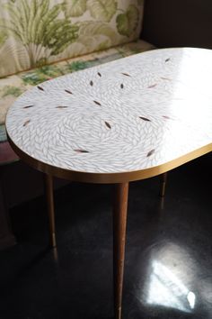 Table en mosaïque de pétales de verre blanc et laiton. Modern Mosaics, Concrete Furniture, Mosaic Design, Mosaic Decor, House Design Kitchen