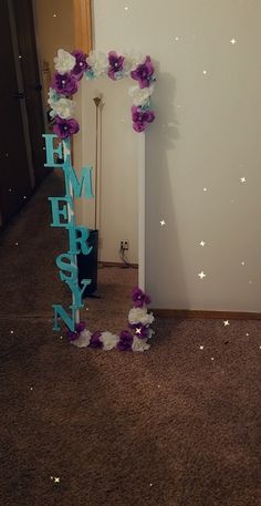 I never knew how creative I was until I decided to make these mirrors. I have truly found my craft and I truly enjoy it. I hope that it bring as much joy to you as it was for me knowing I've made it uniquely for you!  Pricing ranges from $85.00-$130.00 depending on the size of the mirrors and labor needed to create your mirror. Thank you again for purchasing!❤️ Junk Mirror Ideas, Mirror Design Ideas Diy, Mirror Ideas For Bedroom Diy, Diy Decorative Mirror Frames, Junk Mirror Diy, Diy Things To Make For Your Room Decor, Artistic Room Ideas, Decorative Mirrors Diy, Cute Mirror Ideas