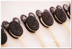 chocolate oreo pops are lined up on toothpicks to look like they were made from cookies