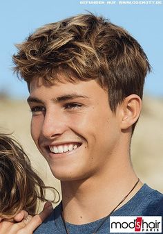 llll➤ Entdecken Sie jetzt Fotos und Bilder zu 'Frech verwirbelter Beach-Look mit hellen Strähnen für kurzes Haar' ➤ Lassen Sie sich von den neusten Frisuren-Trends 2020 inspirieren! Boys Hair Highlights, Brown Hair Boy, Teen Boy Haircut, Blonde Highlights On Dark Hair, Short Hair Highlights