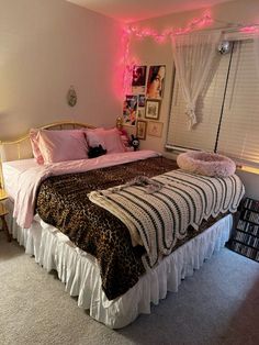 Pretty Room Inspiration, Leopard Bedding Ideas, Cheetah Print And Pink Bedroom, Pink And Red Bedroom Aesthetic, Cheetah Bedroom Ideas, Cheetah Print Room Ideas