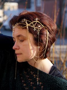 Elegant elven brass tiara.   All the chains are disconnectable. You can hang them in many variants. Perfect for elf wedding, medieval shots or romantic events.  It is easily manipulated to any shape or size of the head.  Really very comfortable. Prince Circlet, Fantasy Jewelry Headpieces, Elvish Headpiece, Hobbiton Wedding, Medieval Circlet, Medieval Veil, Elvish Tiara, Medieval Headpiece, Fantasy Headpieces