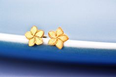 Unique Cute Minimal Plumeria Earrings, Minimalistic Tiny Flower Studs, Unique Frangipani Gift for Sister, Floral Affordable Present for Daughter Kids Minimalistic Handmade Silver pair of Plumeria Earrings! Lovely studs ideal to wear 24/7 and on your special events.The perfect gift to treat yourself or your loved ones! ✅Ready to ship in 1 business day. 🌸Earring Size 0.8cm (0.31 inches) 🫧Materials: The whole earring is made of 925* Sterling Silver. The earring back is a rubber transparent earrin Gold Flower Earrings For Beach, Gold Flower-shaped Earrings For Beach, Plumeria Jewelry, Crazy Plant Lady, Hawaiian Flower, Hawaiian Jewelry, Elephant Earrings, Jewelry Flower, Hawaiian Flowers