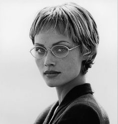 90s Eyewear Campaign, Woman Glasses Frames, Hair Bob Short, 90s Glasses, Eyewear Campaign, Glasses Inspiration, Amber Valletta, Sunglasses Store, 90s Supermodels