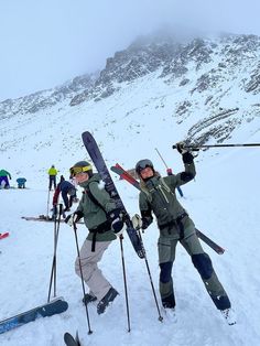 Best & Cool Ski Packs To Add In Your Adventure Gear| Ski bag, Ski backpacks, Skiing Essentials | Skiing Tips & Essentials Packing List Rossignol Ski Outfit, Ski Outfits For Men, Backcountry Skiing Women, Green Ski Outfit, Ski Gear Women Outfits, Spring Skiing Outfit, Ski Bum Aesthetic, Ski Norway, Ski Gear Women