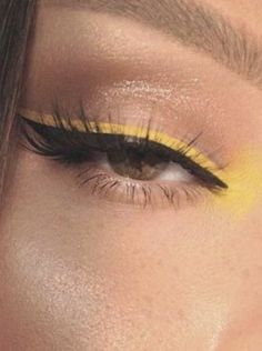 Yellow Waterline Makeup, Eyeshadow Looks For Haldi, Yellow Make Up Aesthetic, Yellow Simple Makeup, Makeup Looks For A Yellow Dress, Black Canary Makeup, Yellow Under Eye Makeup, Eyeshadow For Yellow Dress, Mustard Yellow Eye Makeup