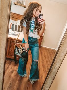 Country Music Outfits, Country Girl Outfits, Boho Western Outfits, Outfits With Sneakers, Punchy Outfits, Nfr Outfits, Country Concert Outfits, Southern Outfits, Country Style Outfits