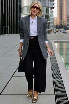 Autumn Outfits Work Office Wear, Business Presentation Outfit Women, Metallic Pumps Outfit, Blazer Office Outfits Women, Meeting Outfits Women, Gold Loafers Outfit, Modern Professional Outfits Women, Corporate Office Outfits Women, Blazer Outfit Elegant