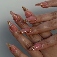 Almond Nails Gold Designs, Fall Vibe Nails, Fall Nail Aesthetic, Fall To Winter Nails, Fall Nail Ideas Coffin, Autumn Nails Inspiration, Pretty Fall Nails Autumn, November Birthday Nails, Nails Gold Design